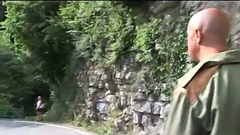 意大利女子在阿布贾与尼日利亚女子进行肛交
