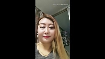 成熟的亚洲熟女妈妈在行动中