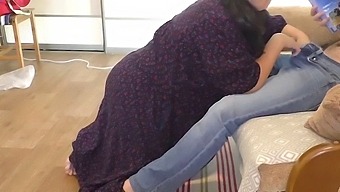 成熟的妈妈用口交和肛交游戏取悦她的儿子