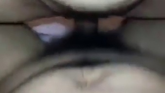 成熟的中国女人展示她的性技巧