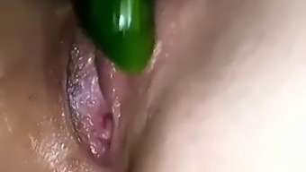 业余女性享受独自玩性玩具