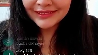 印度成熟美女rajsi Verma在热辣的独奏表演中展示她的大屁股和热辣的乳房