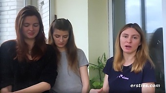 三个人在热辣的三人行后参与女同性恋性爱