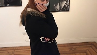 在艺术展览中用震动棒探索快感