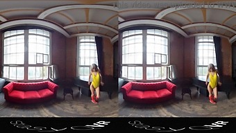 Stasyqvr和marbellaq在这个180度vr色情视频中体验靴子和金发女郎的快感