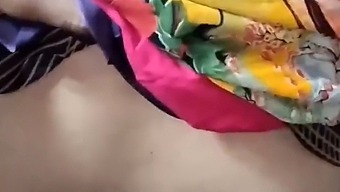 印度乡村女孩在户外小便