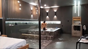 汽车旅馆浴室里的顶级性爱遭遇
