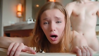继兄妹在浴室里被继妹抓住,导致热辣的邂逅