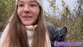 德国年轻女孩在电影院当众小便