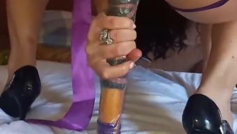 天鹅绒雨沉迷于性玩具的快感,并实现了女性射精