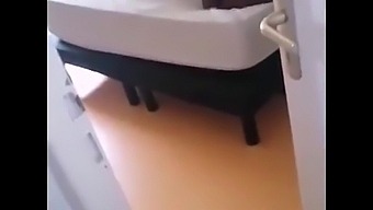 不忠的妻子被继兄弟抓住了,导致了一场狂欢。