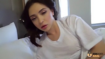 嫂子和我分享她的屁股和床