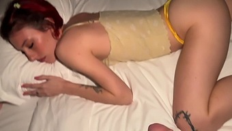 继妹的惊喜变成了业余视频中的热辣手淫会话