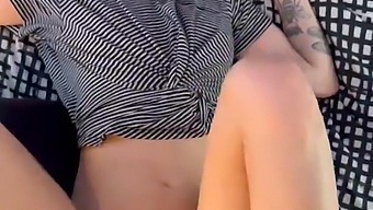 一个惊人的白人美女体验着被巨大的阴茎操的快感