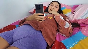 娇小的拉丁继女在激烈的自制性爱中勾引继父。