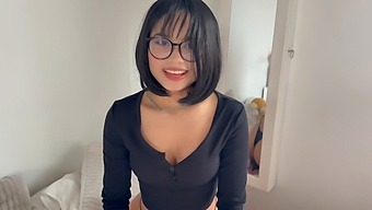 动漫主题pov视频,一个业余脸蛋坐在一根大鸡巴上。